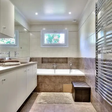 Lovely And Spacious Groundfloor With Pool 度假居 昂蒂布
