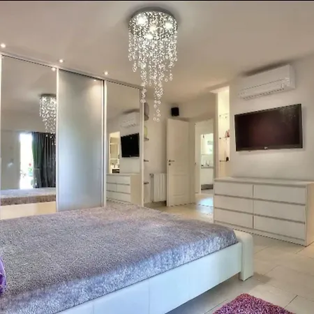 Lovely And Spacious Groundfloor With Pool 度假居