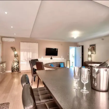Lovely And Spacious Groundfloor With Pool * 昂蒂布